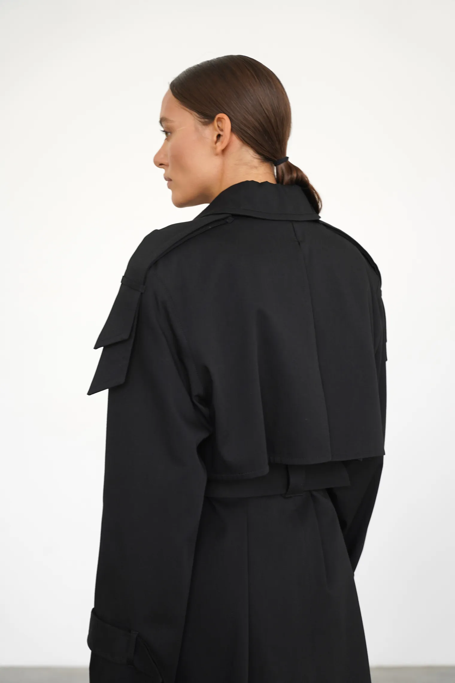 Тренч двубортный с поясом чёрного цвета фото 8