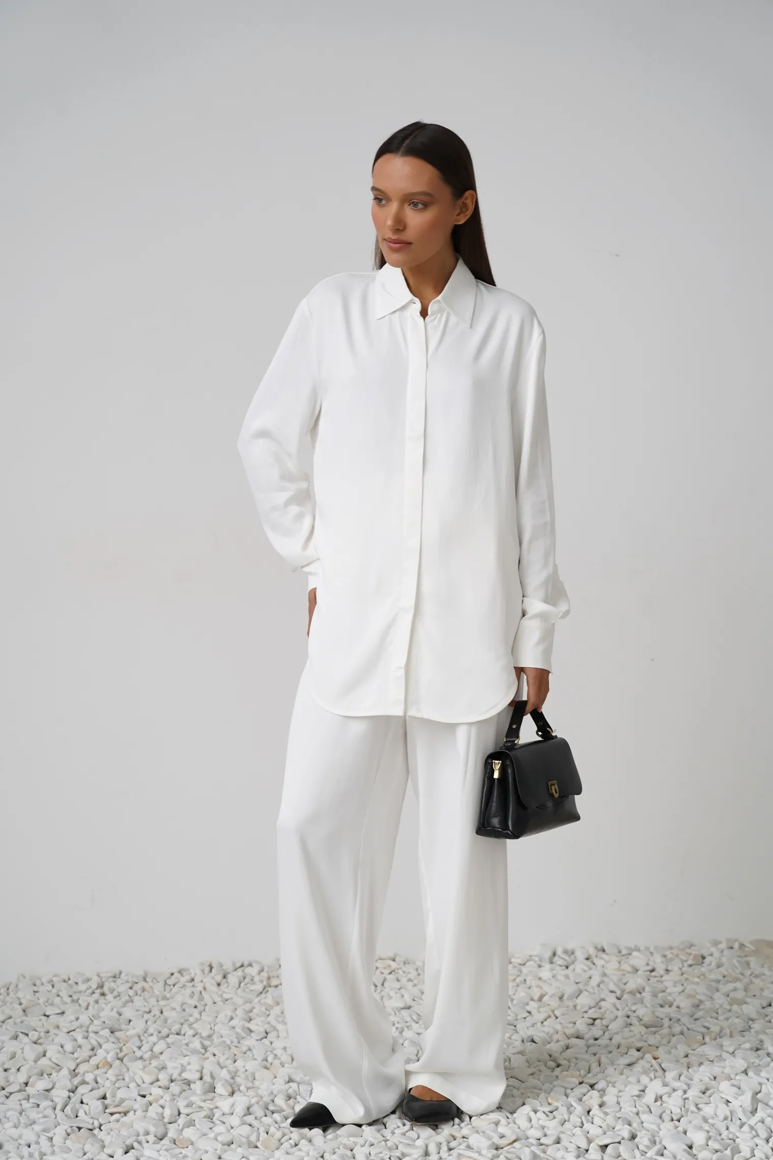 Рубашка из струящейся ткани белого цвета фото 3