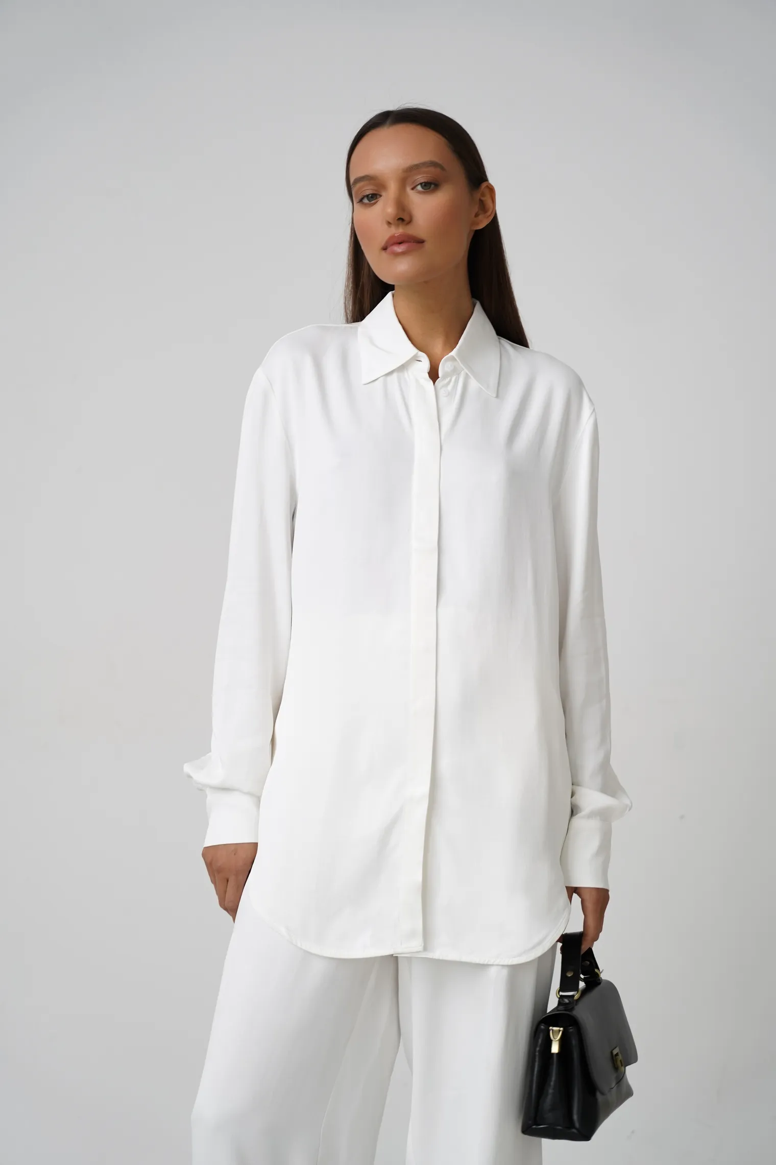 Рубашка из струящейся ткани белого цвета фото 1