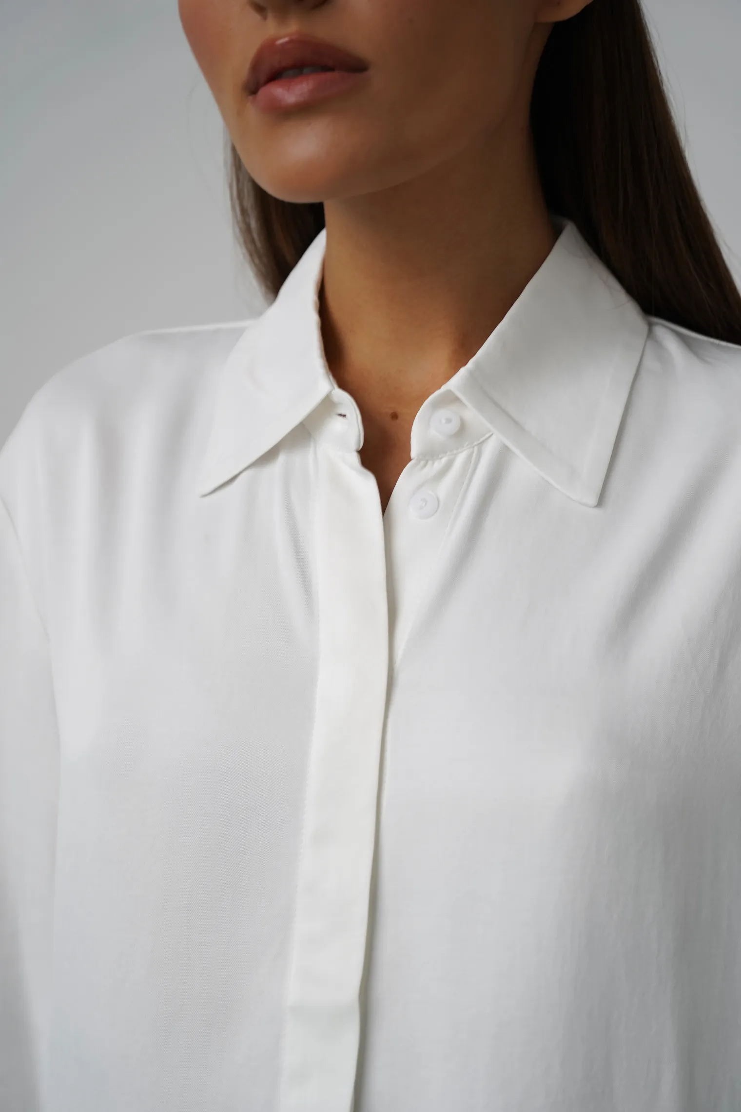 Рубашка из струящейся ткани белого цвета фото 2