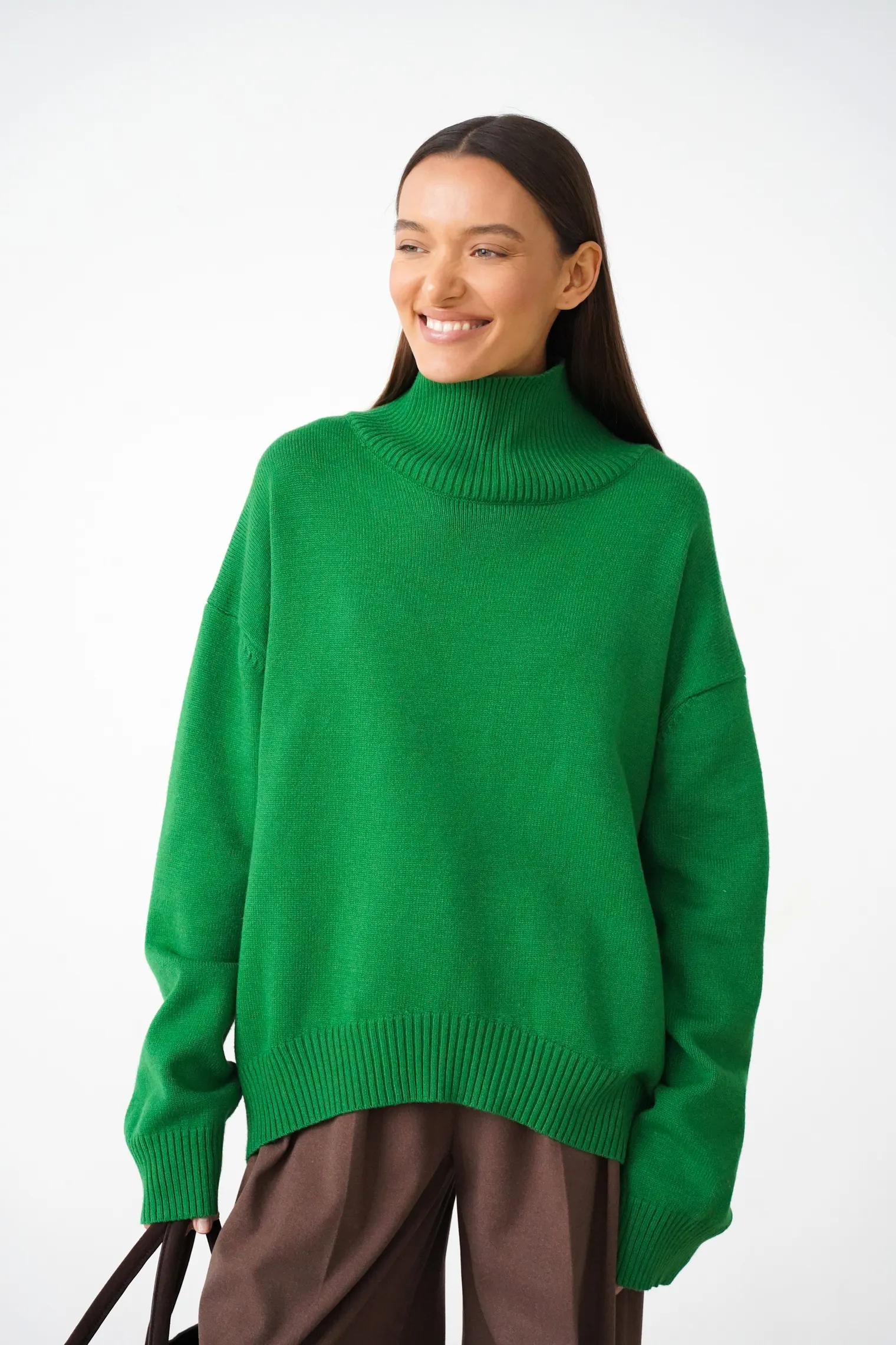 Джемпер мелкой вязки с высоким воротником зелёного цвета фото 1