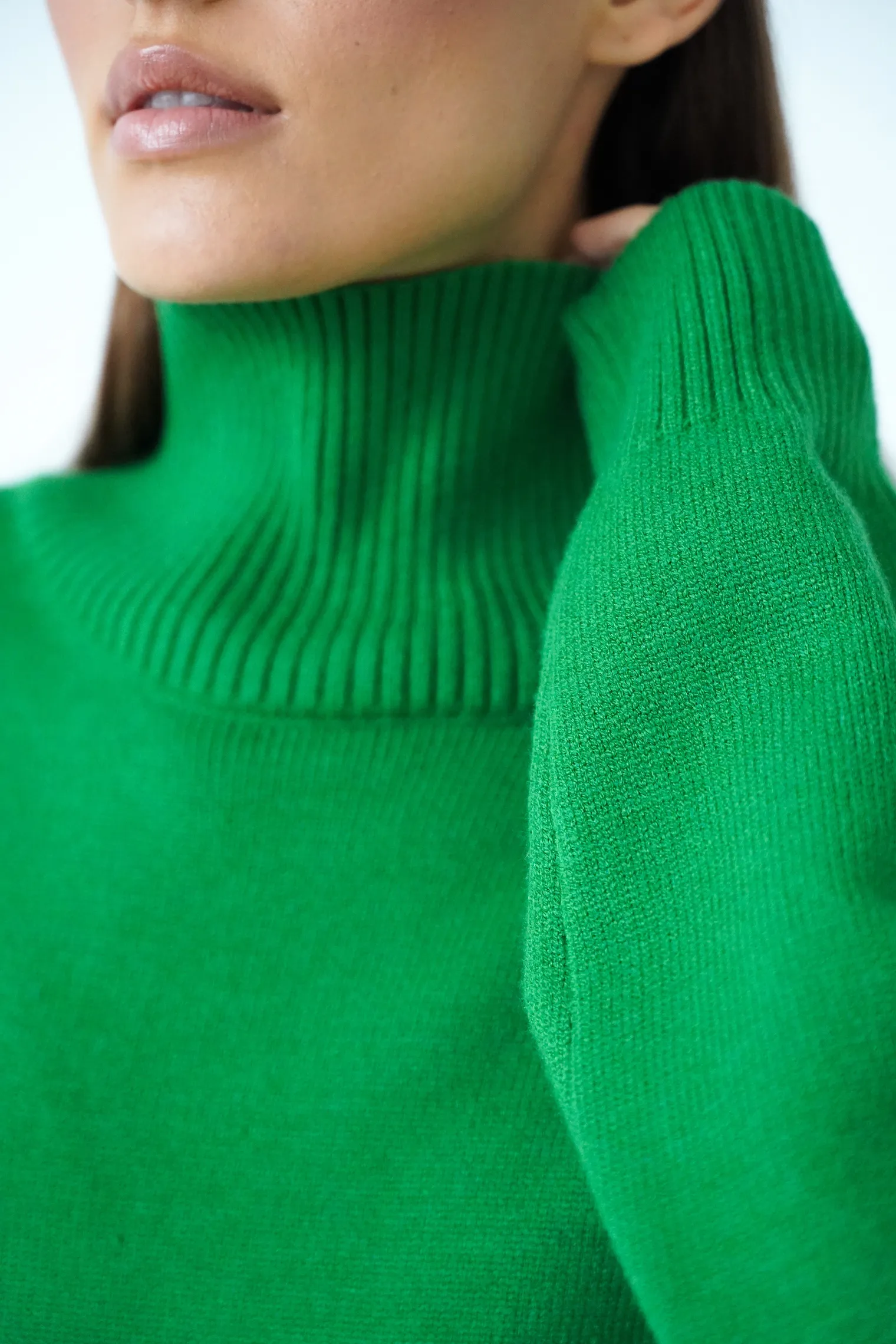 Джемпер мелкой вязки с высоким воротником зелёного цвета фото 2