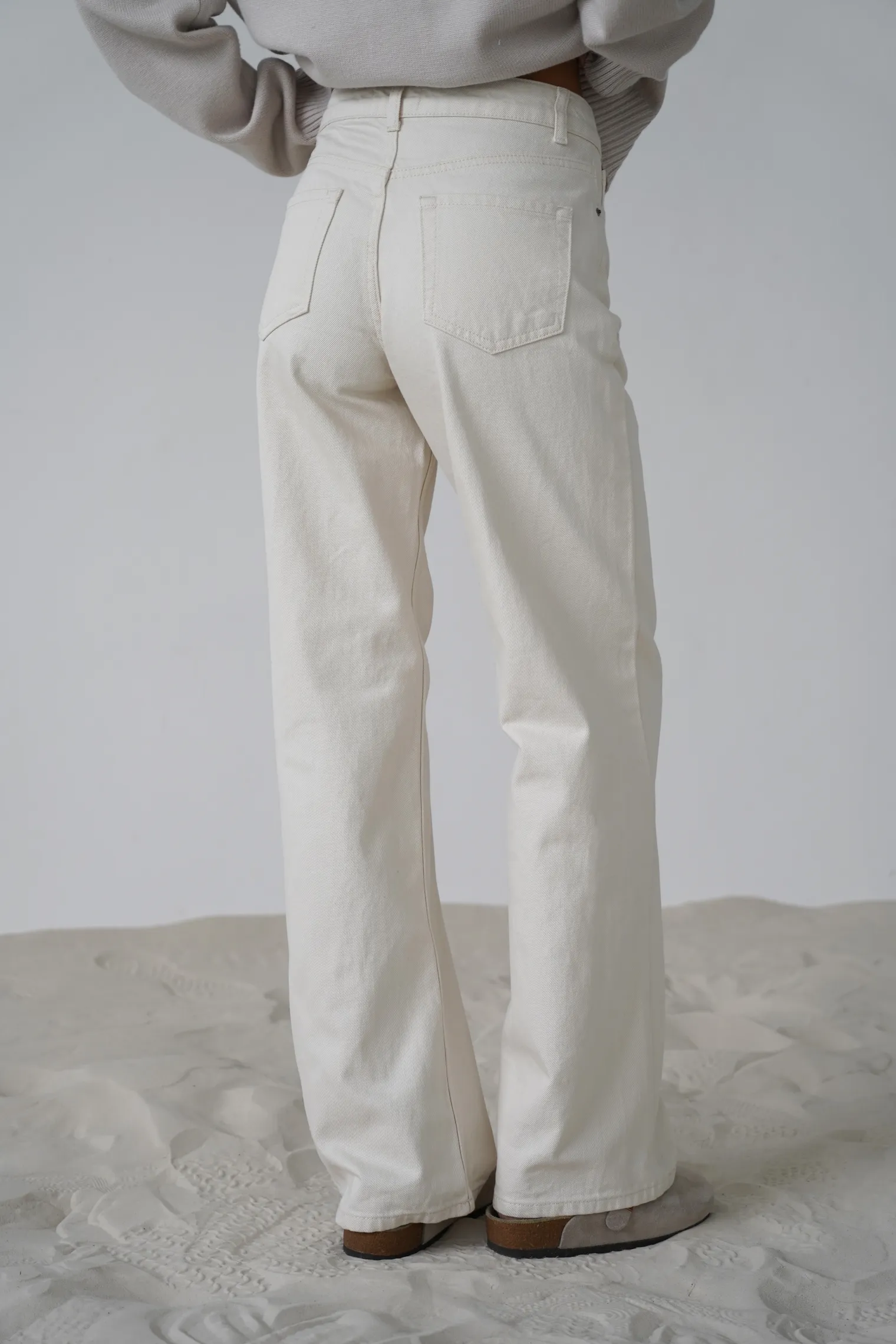 Джинсы широкого кроя с завышенной талией молочного цвета фото 4