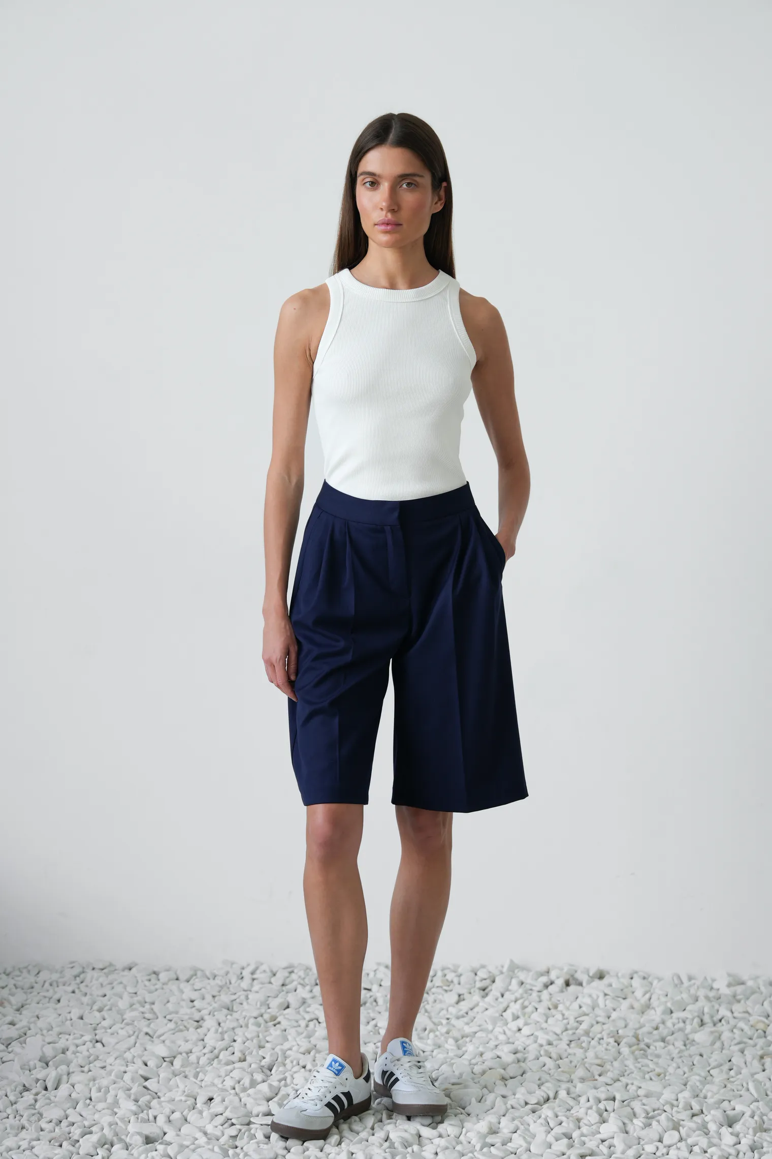 Бермуды широкого кроя с завышенной талией со складками тёмно-синего цвета фото 3