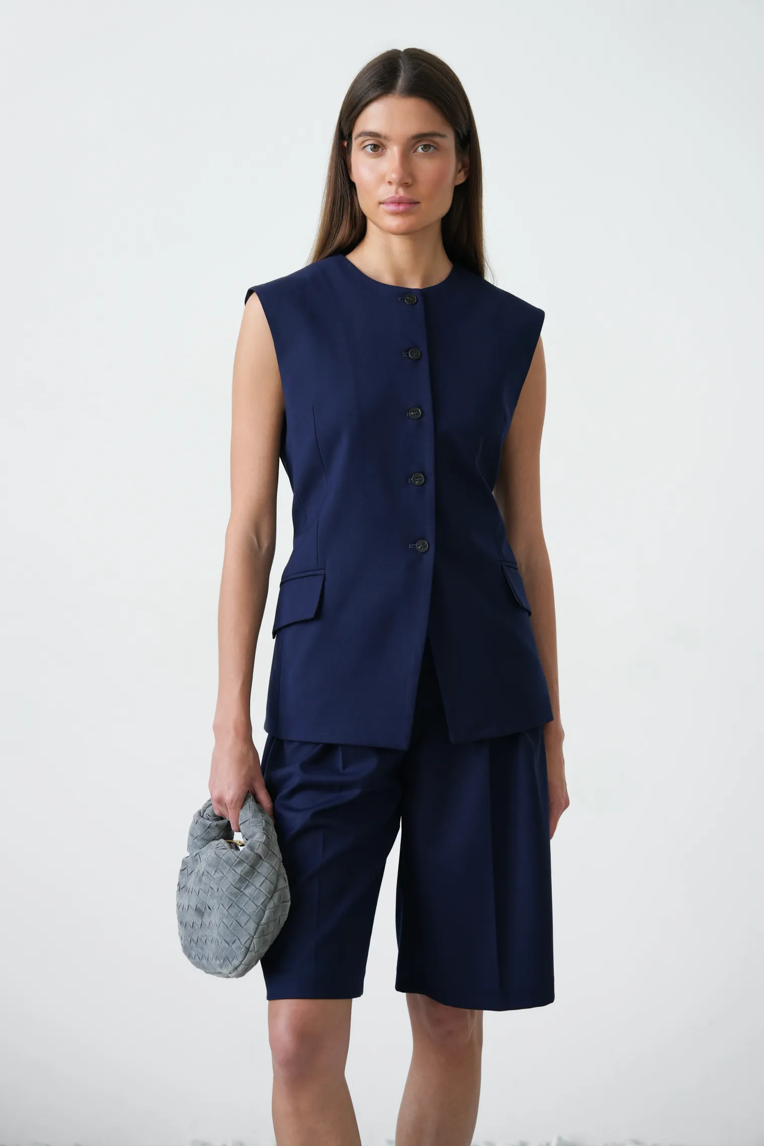 Бермуды широкого кроя с завышенной талией со складками тёмно-синего цвета фото 1