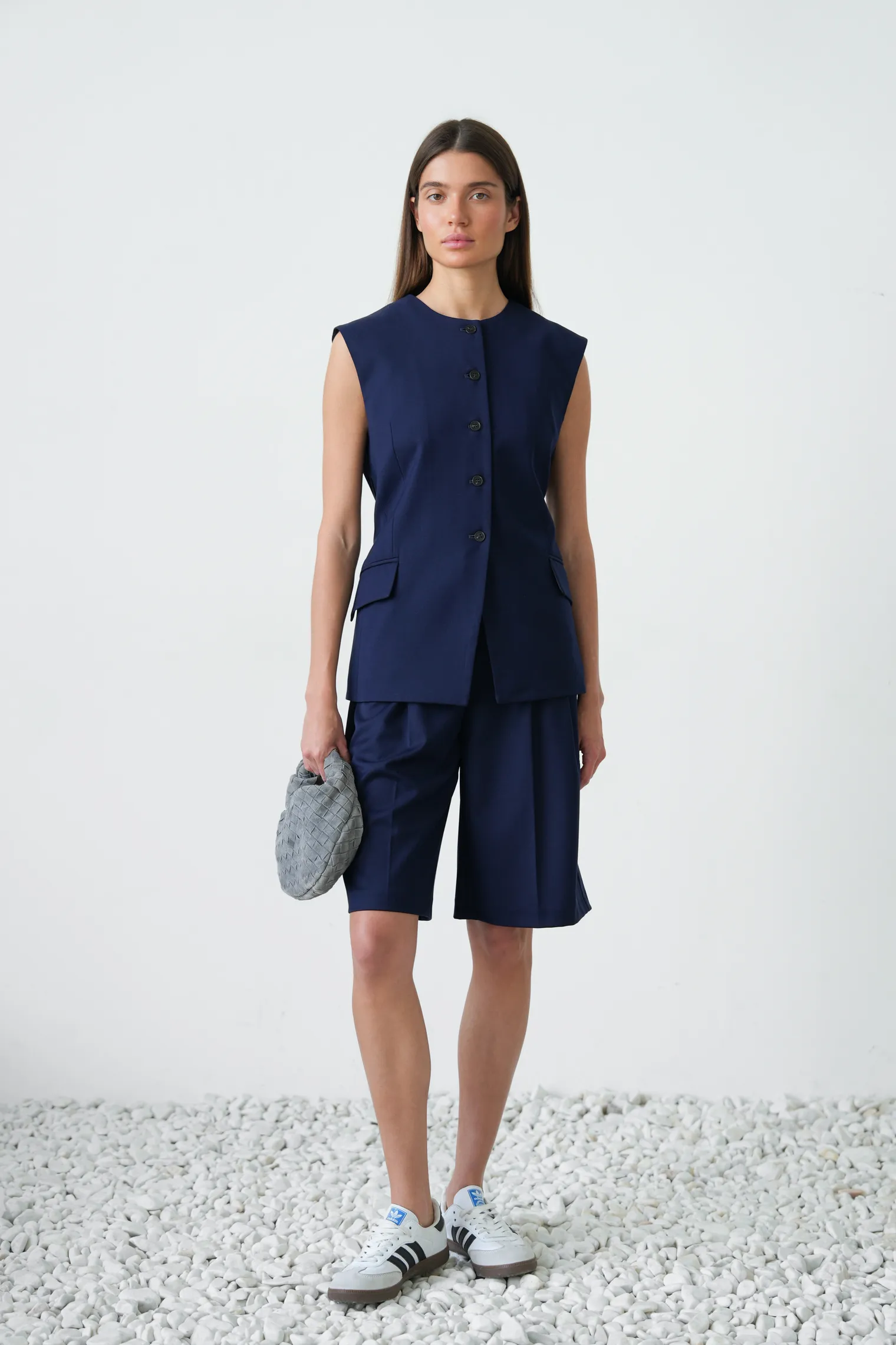 Бермуды широкого кроя с завышенной талией со складками тёмно-синего цвета фото 7