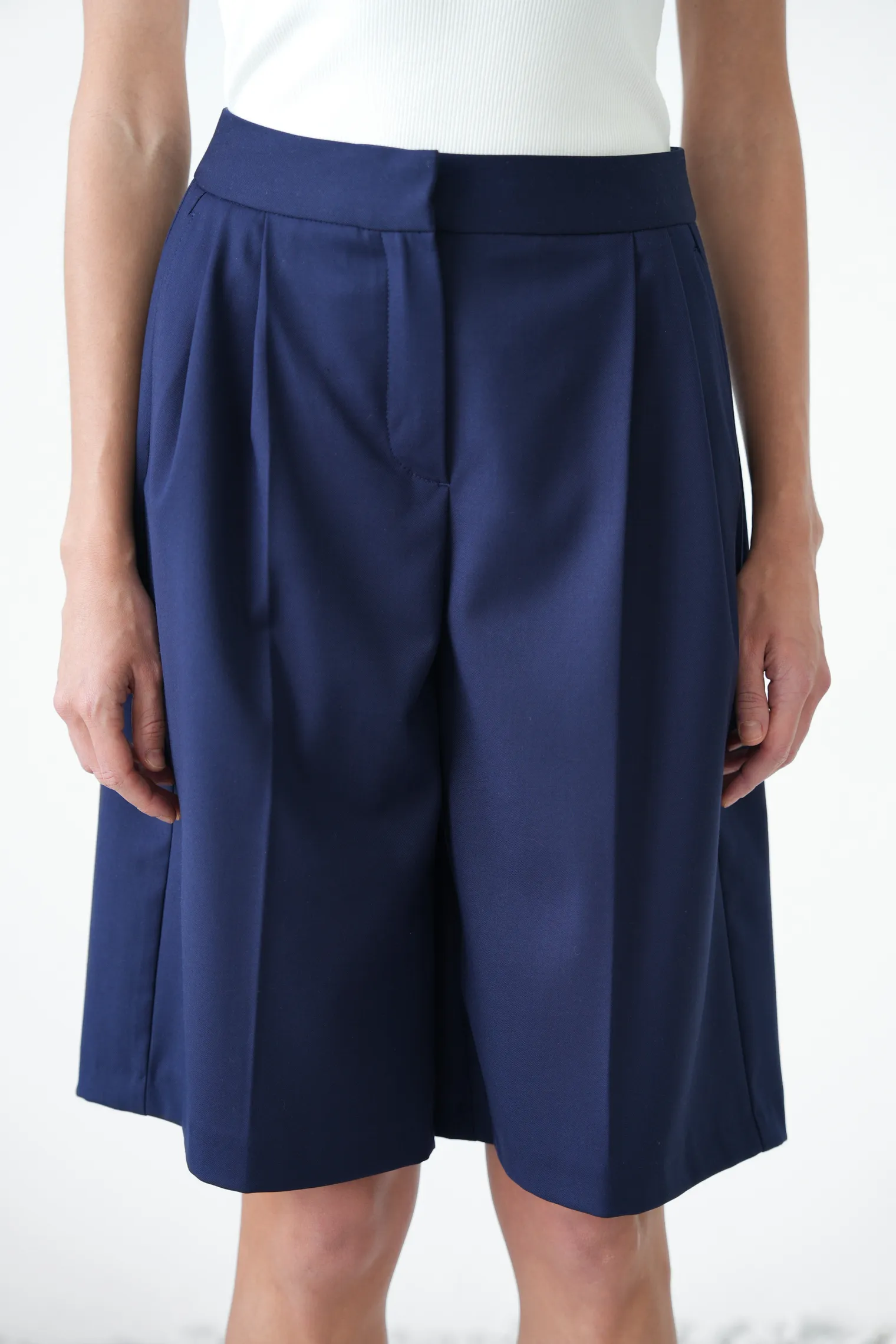 Бермуды широкого кроя с завышенной талией со складками тёмно-синего цвета фото 6