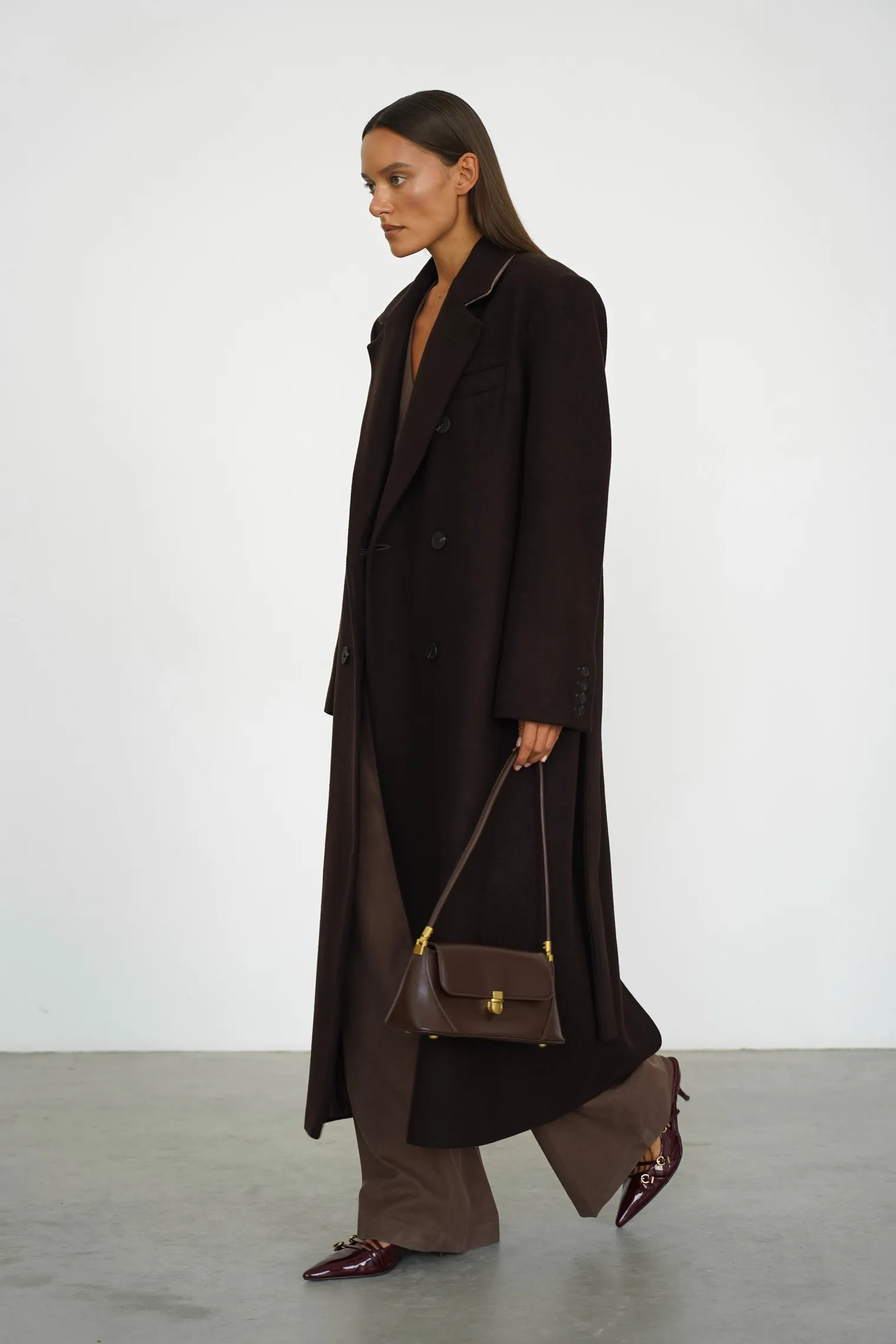Пальто двубортное с втачным рукавом с поясом цвета горький шоколад фото 1