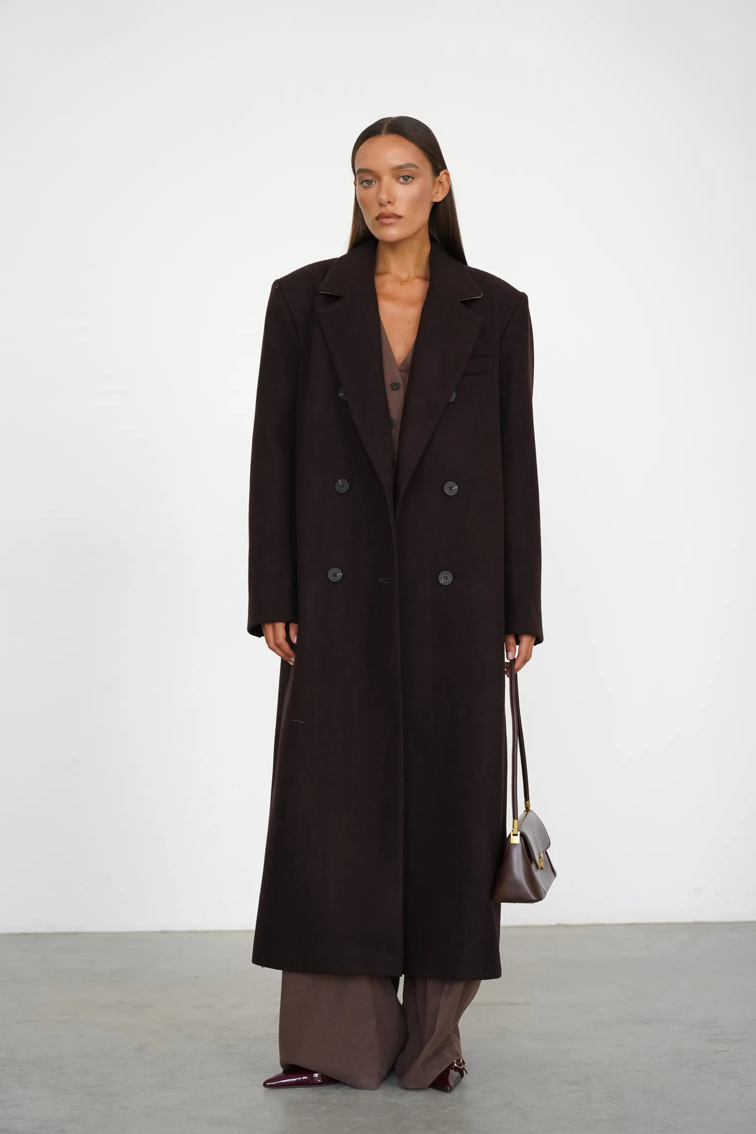 Пальто двубортное с втачным рукавом с поясом цвета горький шоколад фото 3