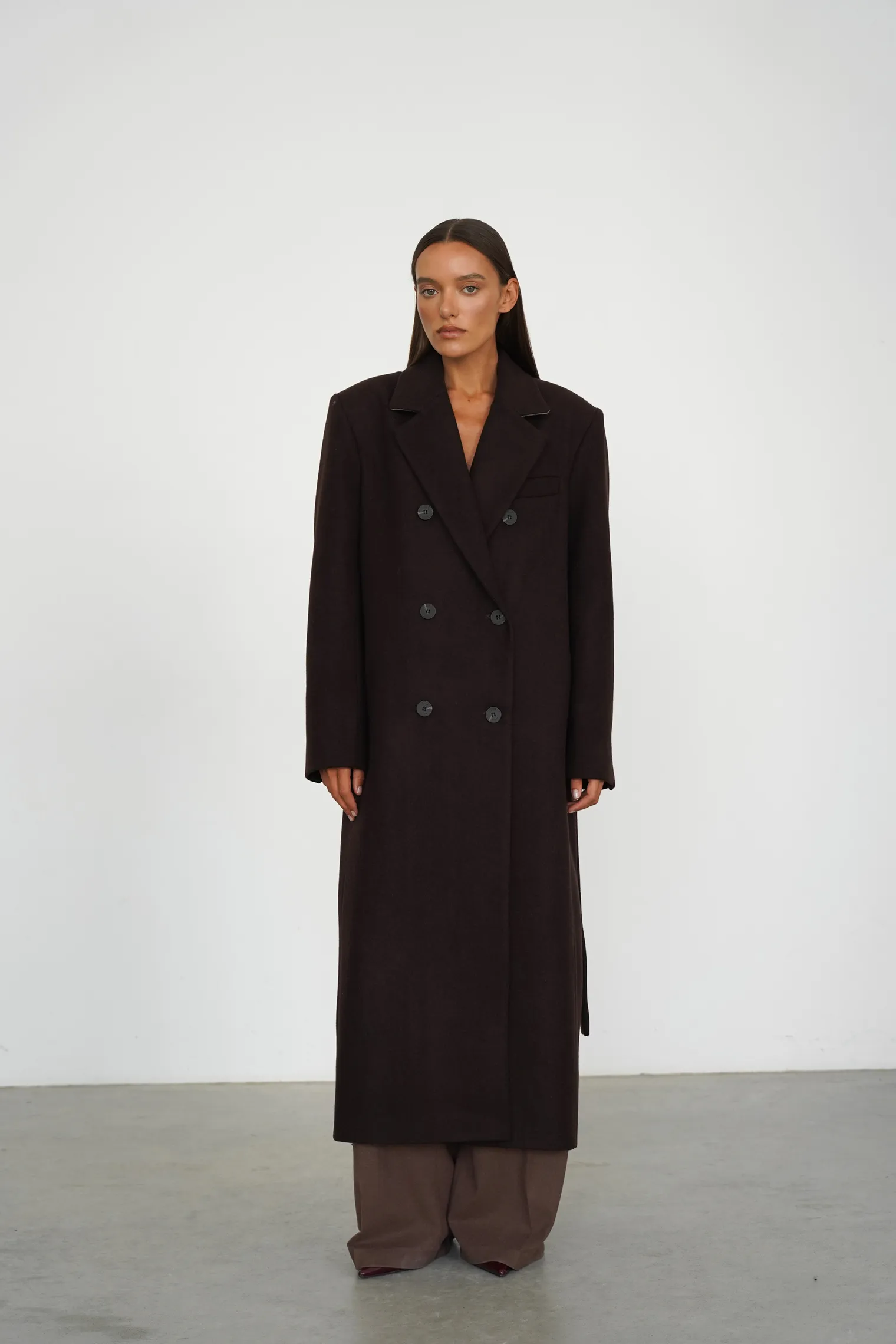 Пальто двубортное с втачным рукавом с поясом цвета горький шоколад фото 6