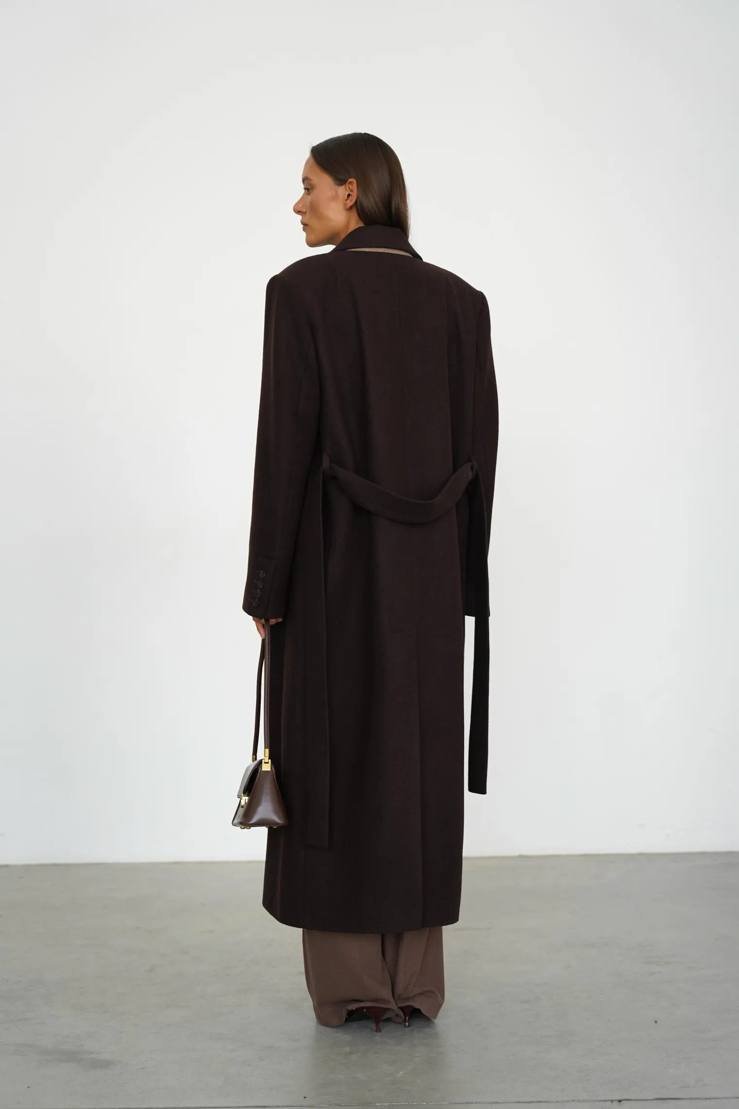 Пальто двубортное с втачным рукавом с поясом цвета горький шоколад фото 4