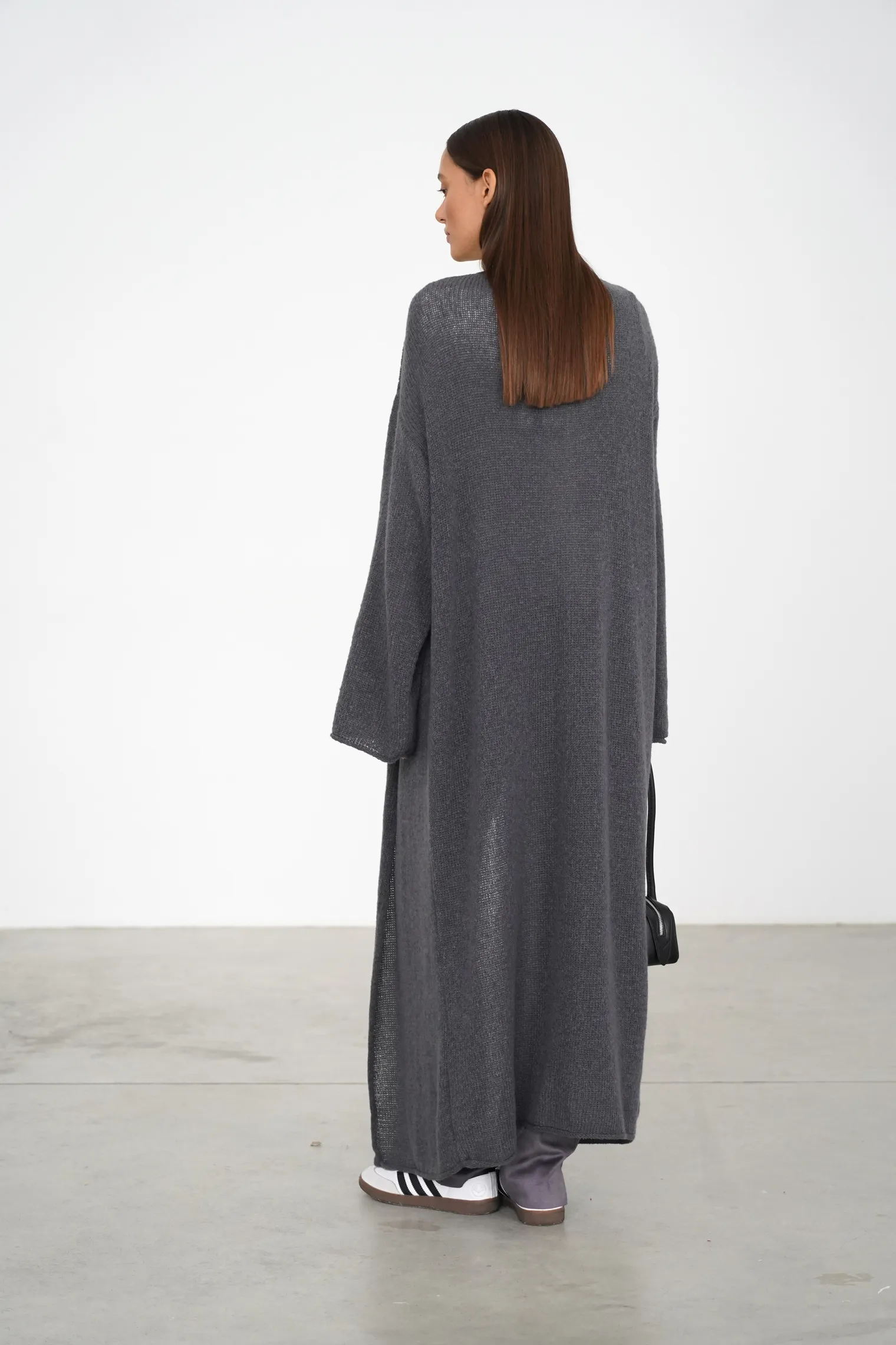 Кардиган миди ажурной вязки графитового цвета фото 4