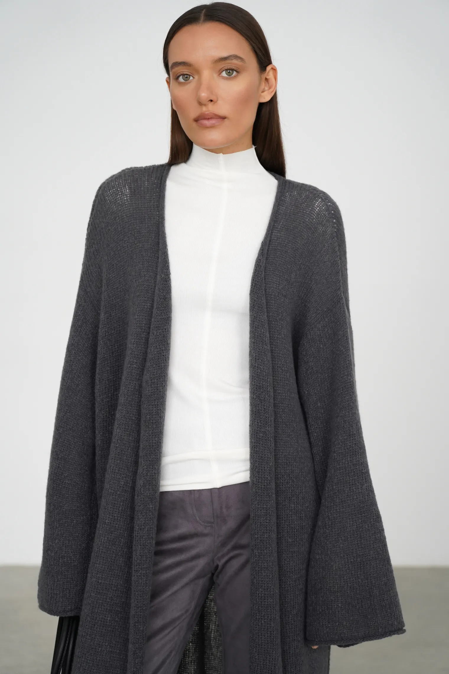 Кардиган миди ажурной вязки графитового цвета фото 5