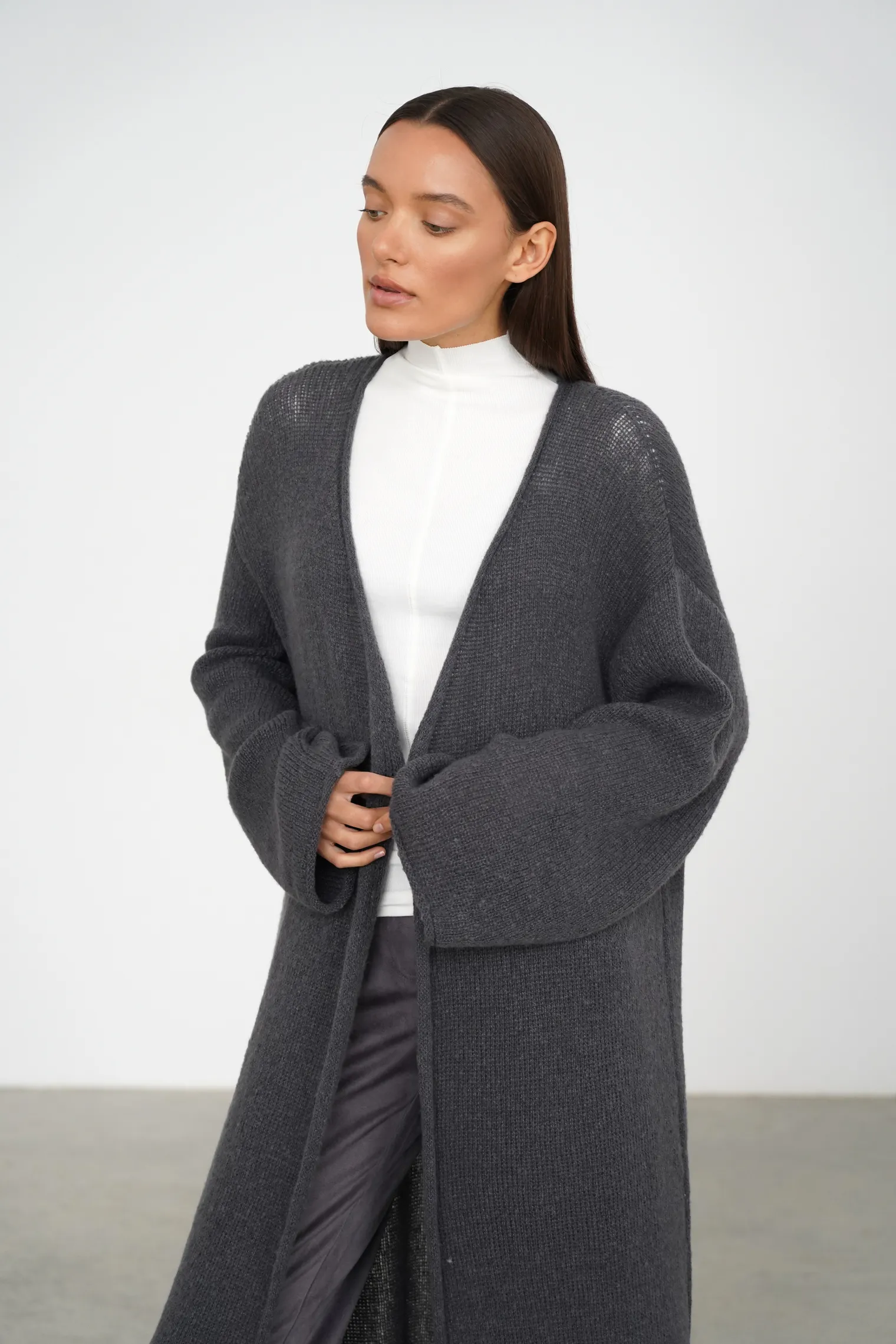 Кардиган миди ажурной вязки графитового цвета фото 7