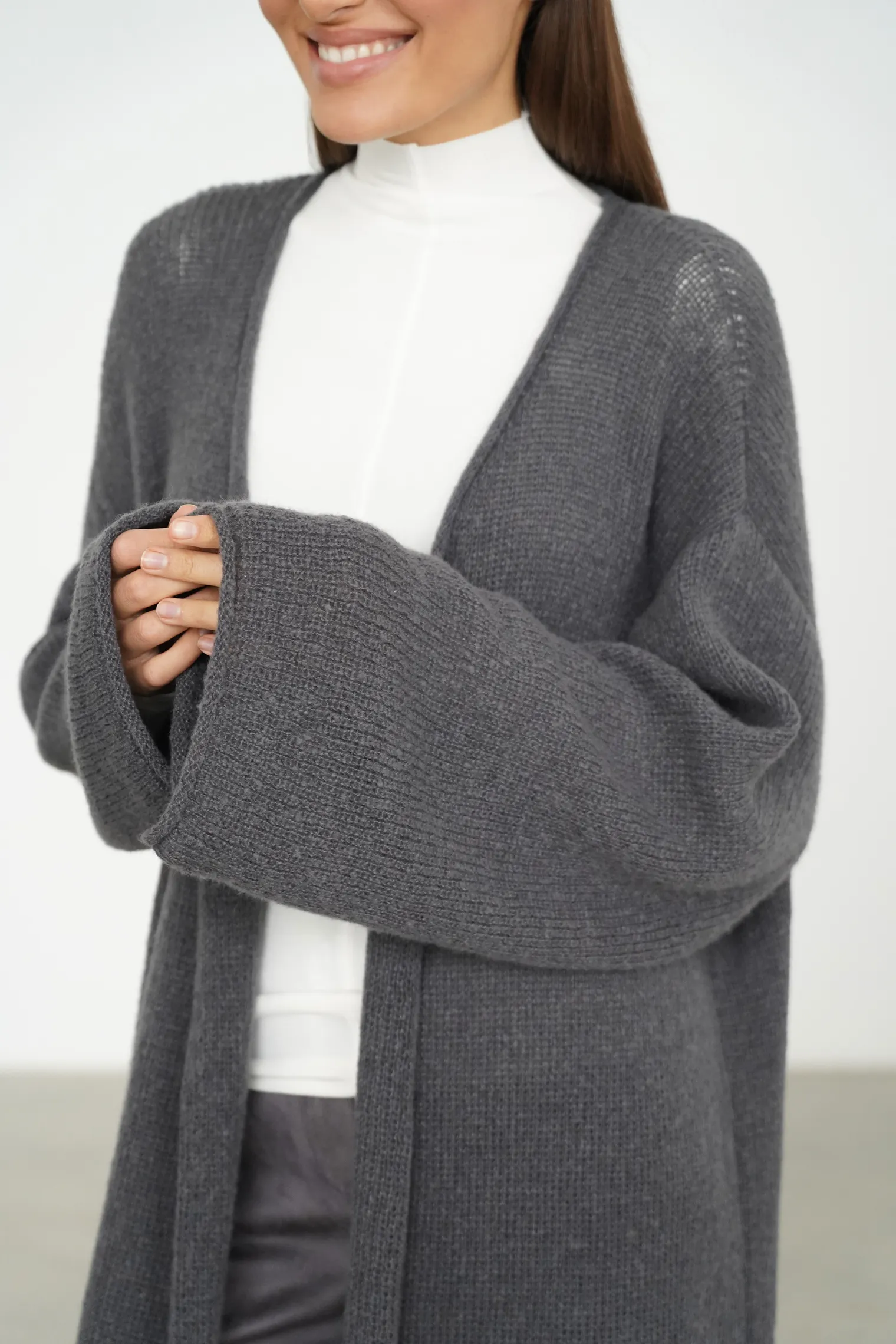 Кардиган миди ажурной вязки графитового цвета фото 6