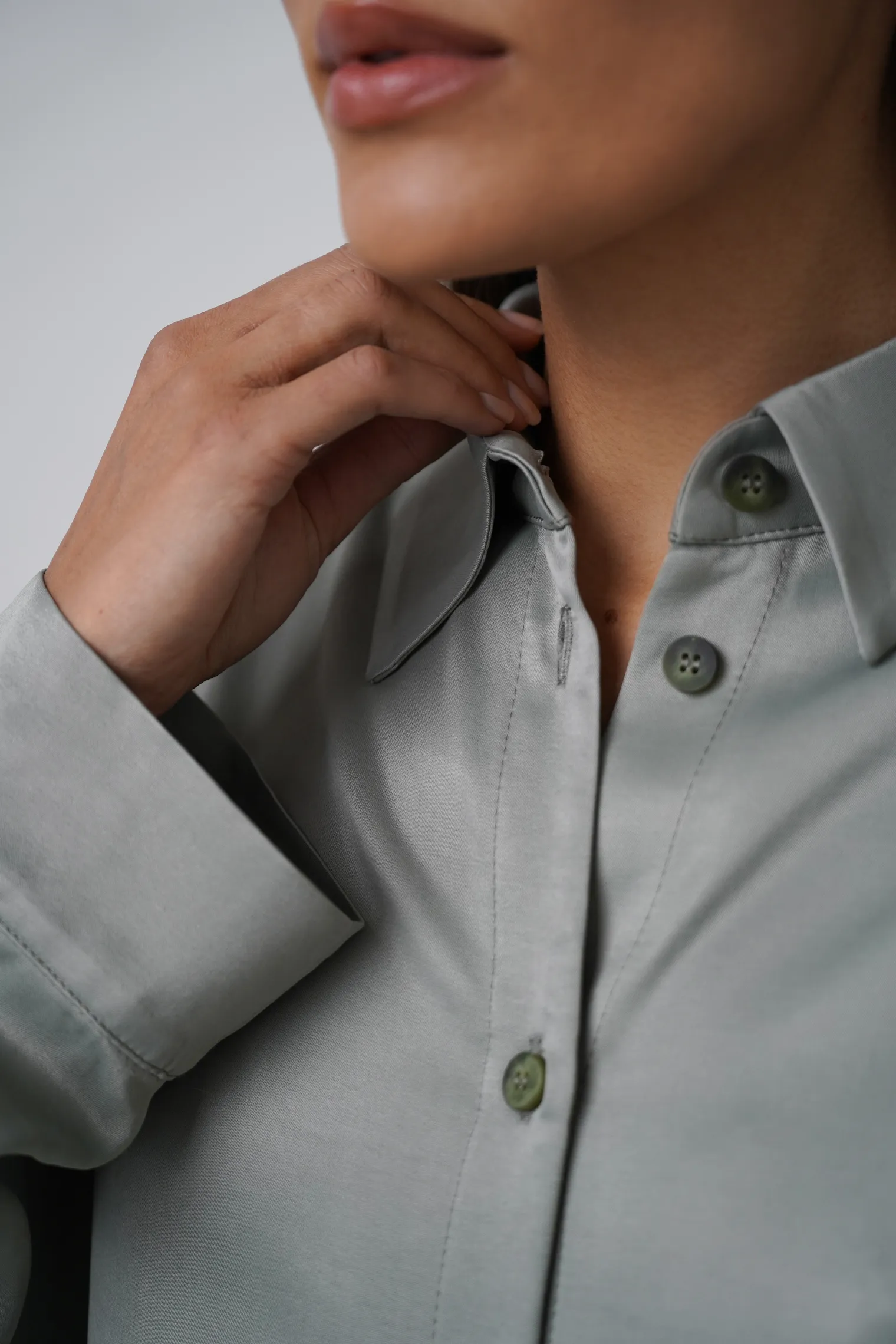 Рубашка свободного кроя с длинным рукавом цвета полынь фото 2