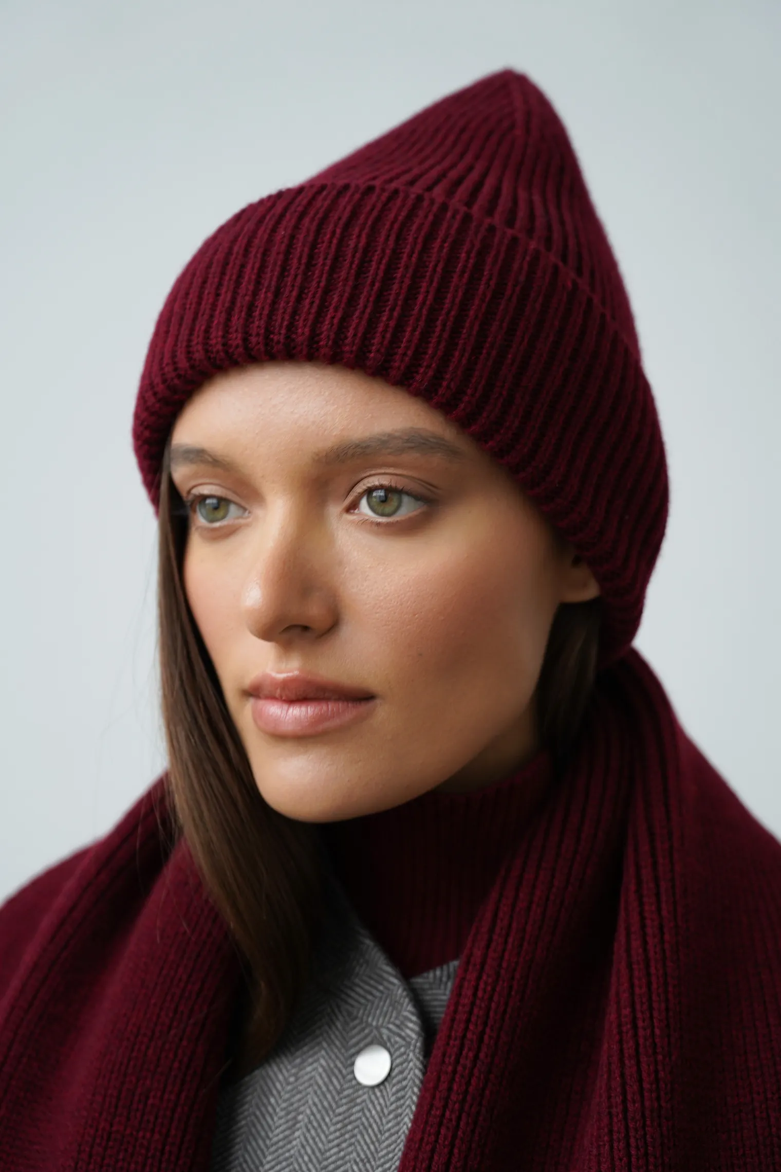 Шапка из шерсти мериноса бордового цвета фото 5