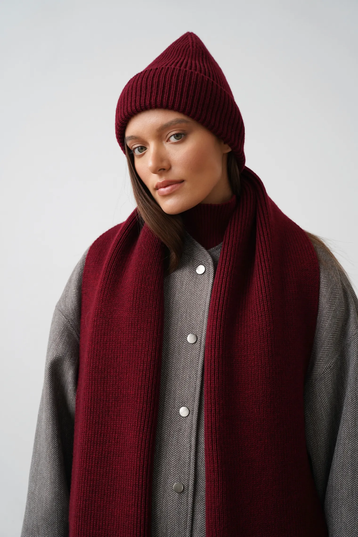 Шапка из шерсти мериноса бордового цвета фото 7