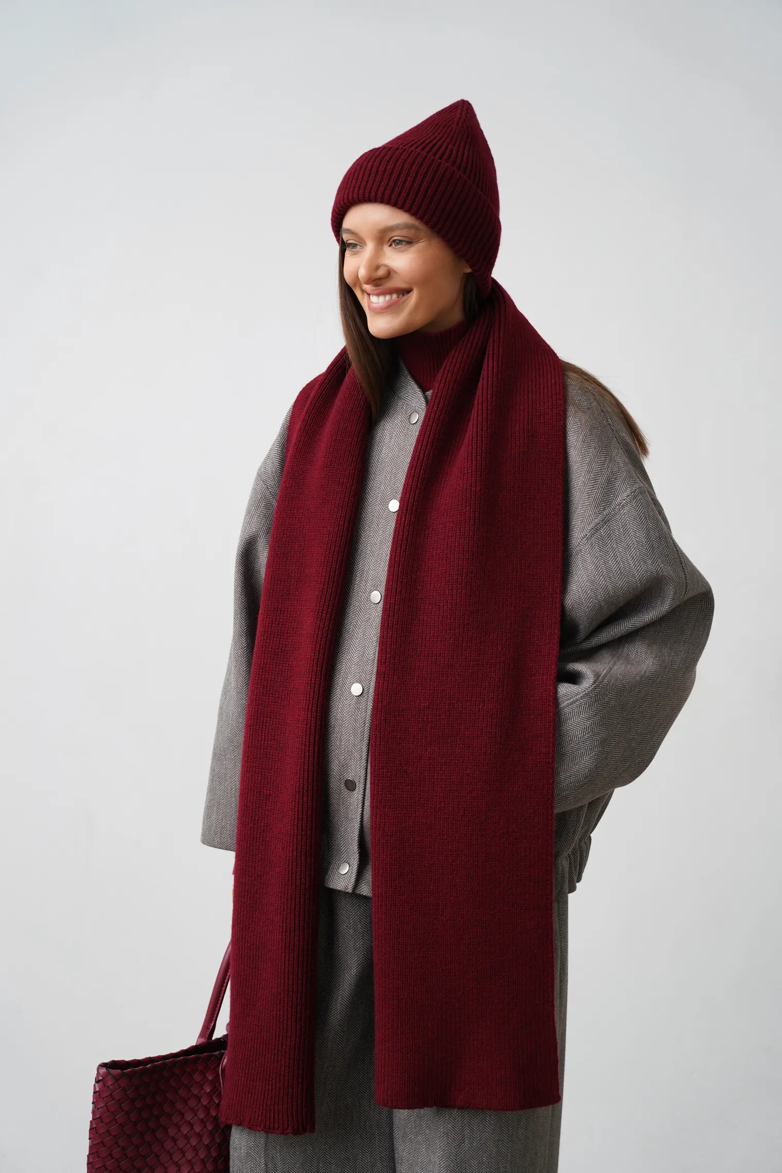 Шапка из шерсти мериноса бордового цвета фото 4