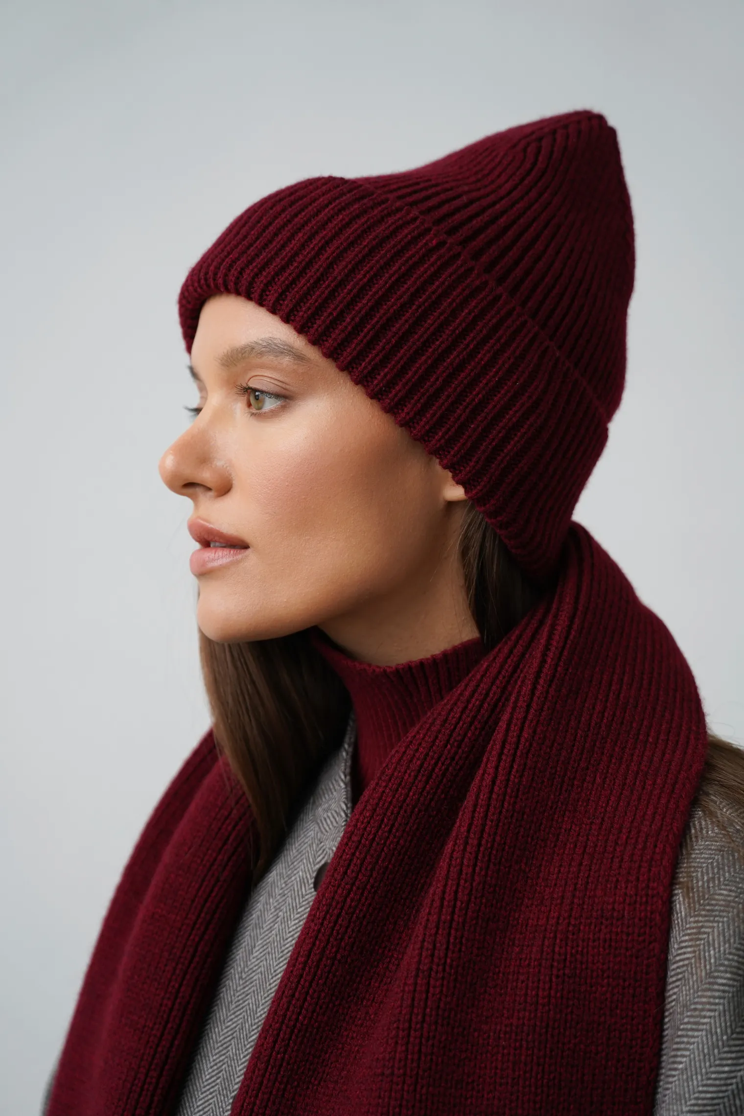Шапка из шерсти мериноса бордового цвета фото 3