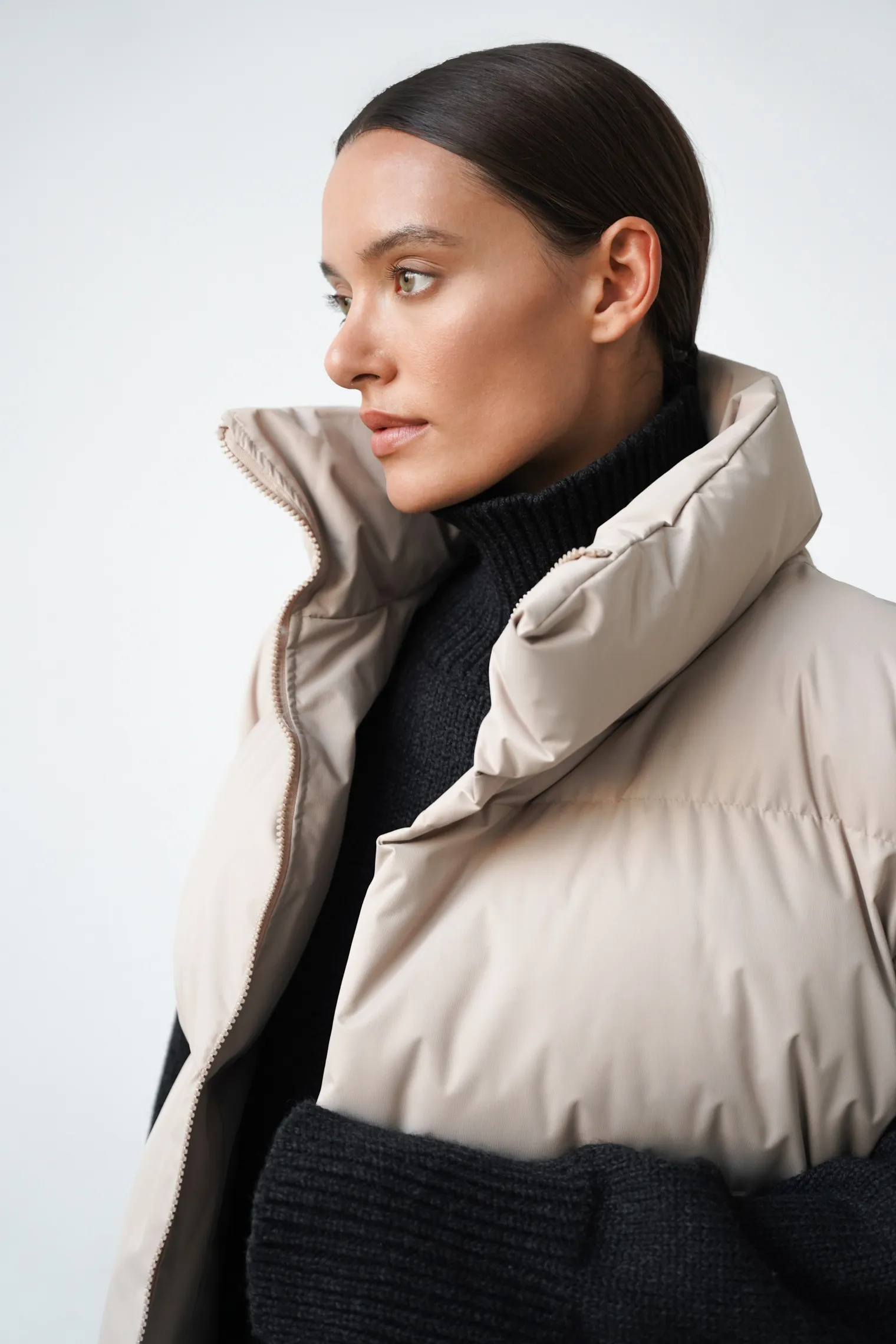 Жилет пуховой стёганный бежевого цвета фото 5