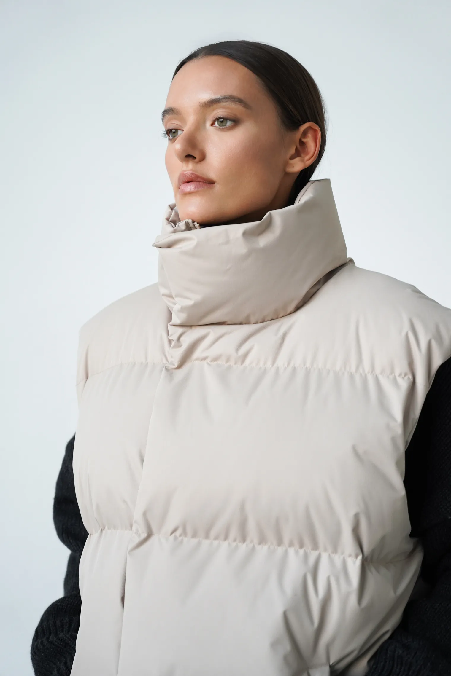 Жилет пуховой стёганный бежевого цвета фото 2