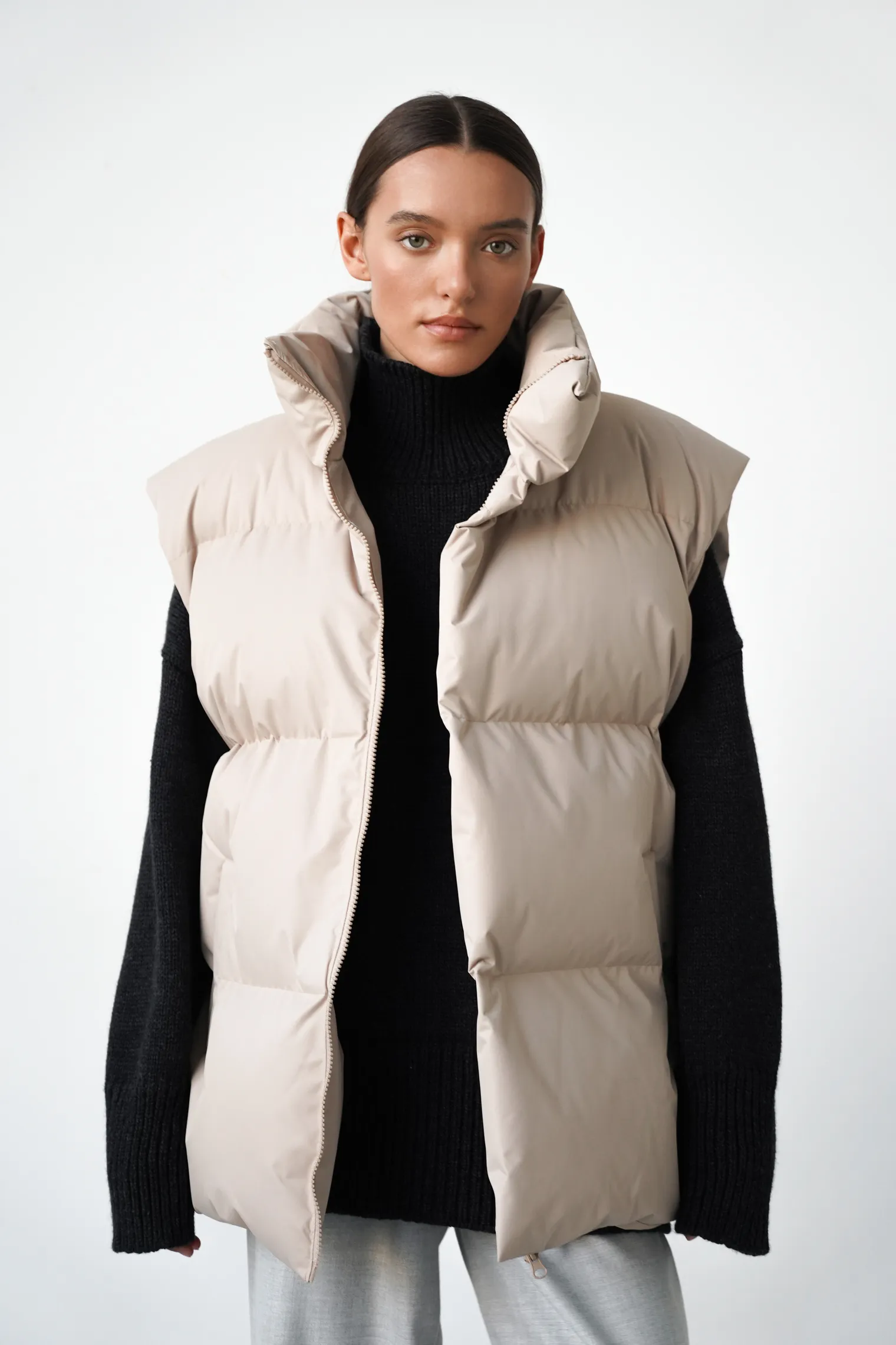 Жилет пуховой стёганный бежевого цвета фото 1