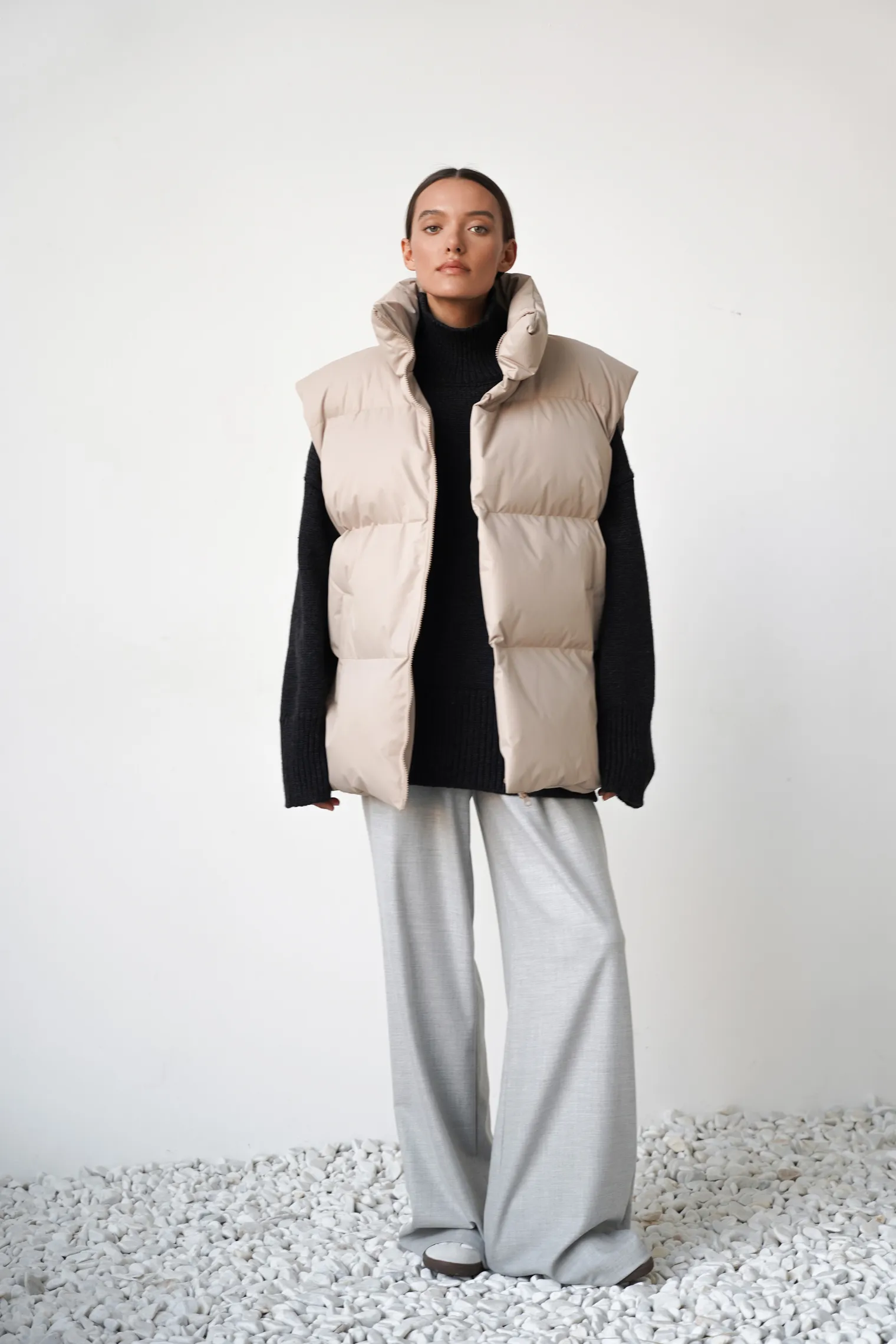 Жилет пуховой стёганный бежевого цвета фото 3