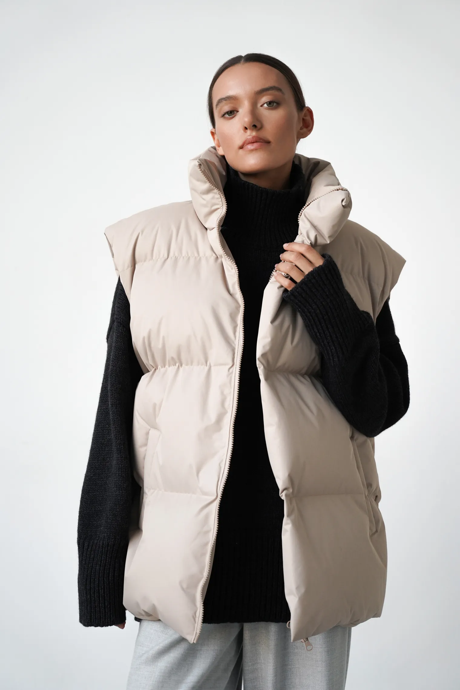 Жилет пуховой стёганный бежевого цвета фото 7