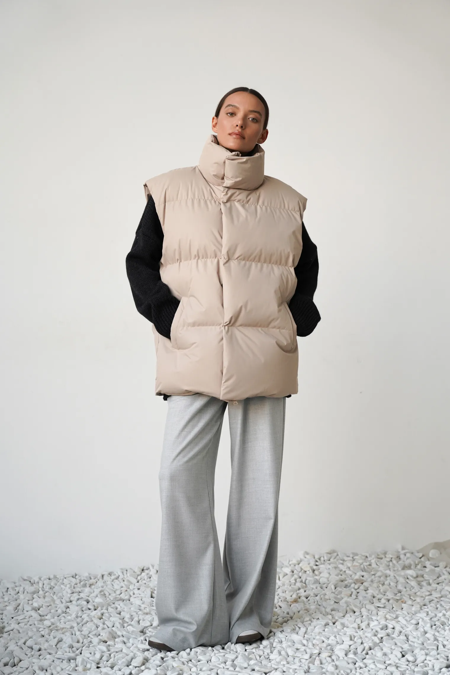 Жилет пуховой стёганный бежевого цвета фото 6