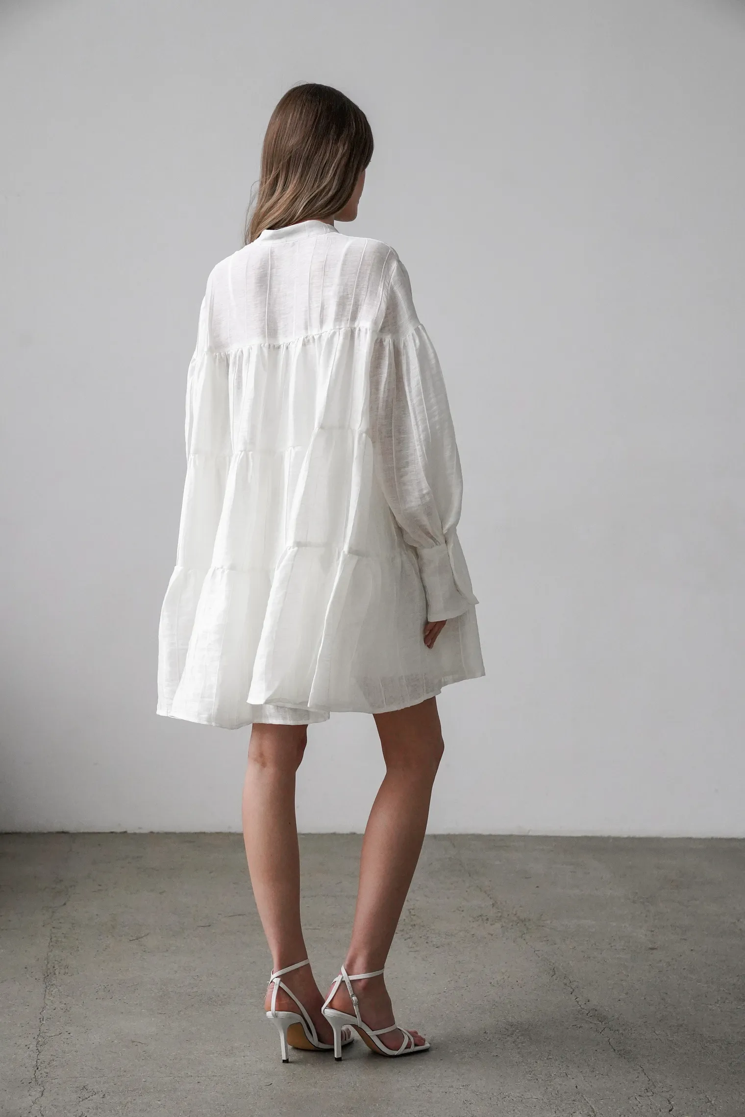 Платье свободного кроя ярусное цвета тофу фото 4