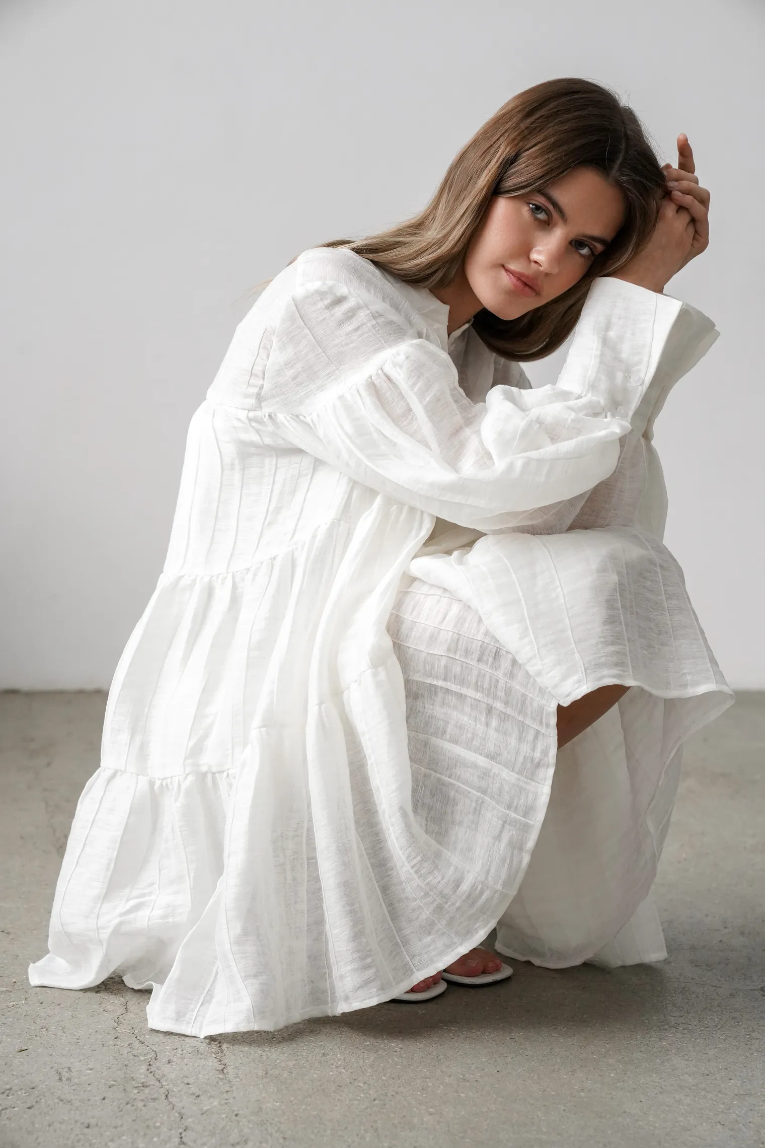 Платье свободного кроя ярусное цвета тофу фото 1